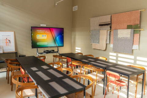 Salle La Klass équipée pour des formations et ateliers, modulable et lumineuse