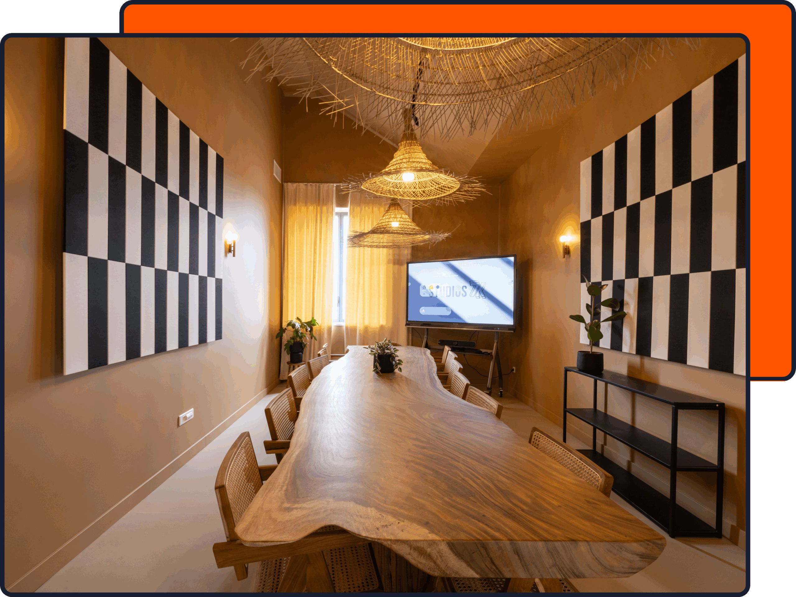 Vue de la salle de réunion aux Studios7k situés au cœur du quartier DMC de Mulhouse