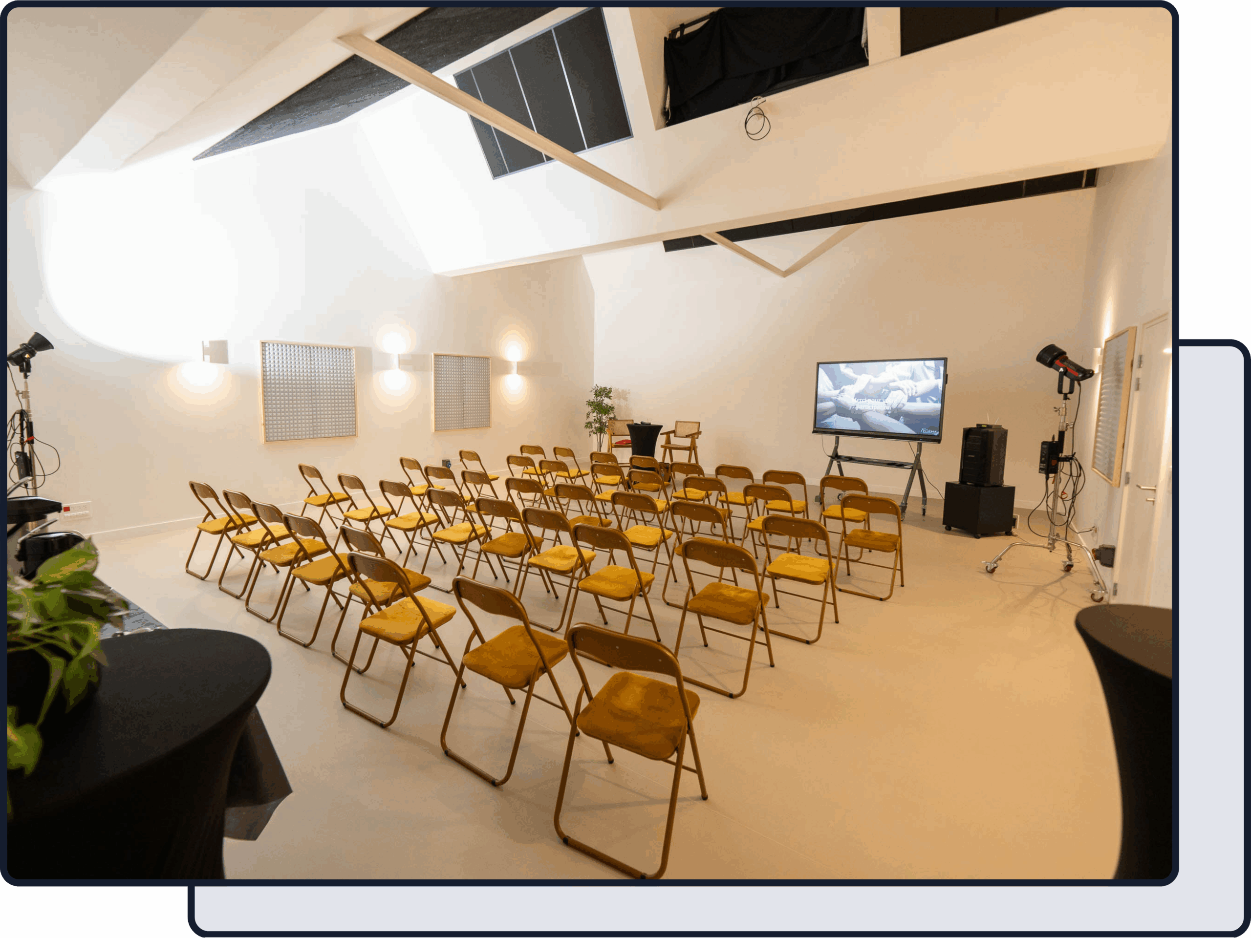 Grand espace de conférence Le Plateau avec sièges modulables et équipements audiovisuels